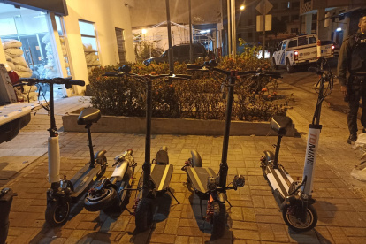 Elementos. Los scooter eléctricos se movilizaban en un triciclo.