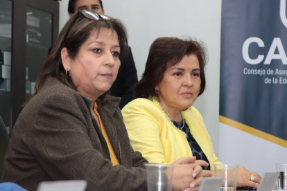 La matemática Ximena Córdoba Vallejo (de amarillo), fue designada como presidenta del Caces en la sesión del lunes 21 de noviembre