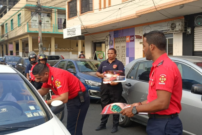 Personal del Cuerpo de Bomberos entregó información a los conductores, en Durán.