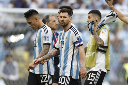 Los seleccionados argentinos dejan la cancha tras el frustrante debut.