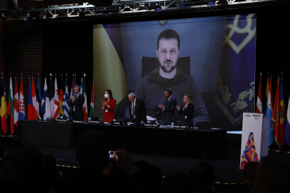 Aplausos tras la intervención del presidente de Ucrania, Volodímir Zelenski quien ha participado por vía telemática en la última sesión de la 68 Asamblea parlamentaria de la OTAN que durante este fin de semana debatió en Madrid sobre la guerra en Ucrania. EFE/ Chema Moya