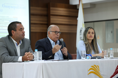 El presidente Jorge Delgado (c), acompañado por funcionarios que trabajaron en la elaboración del Plan Maestro.