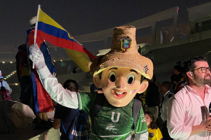 Capirito ha sido una atracción en la Copa del Mundo. Posa para cámaras de hinchas de todos los países.