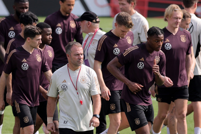 Al Ruwais (Qatar), 19/11/2022.- Germany"s head coach Hansi Flick leads his team"s training session in Al Ruwais, Qatar, 19 November 2022. The FIFA World Cup Qatar 2022 will take place from 20 November to 18 December 2022 in Qatar. (Mundial de Fútbol, Alemania, Catar) EFE/EPA/FRIEDEMANN VOGEL