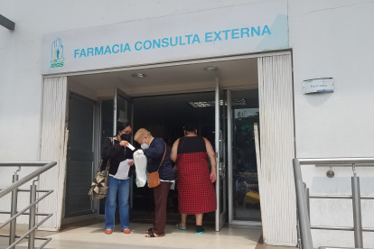 Una paciente y su hija revisan las medicinas que les entregaron en la farmacia de consulta externa del Hospital Teodoro Maldonado Carbo