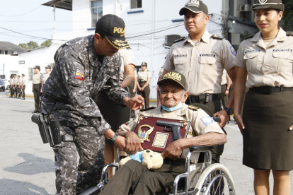 Distinción. Víctor Castañeda recibe las insignias de parte del comandante de la Zona 8 de la Policía, Víctor Zárate.
