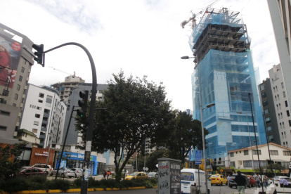 Infraestructuras modernas y altas se levantan a los lados y cerca de esta popular avenida.