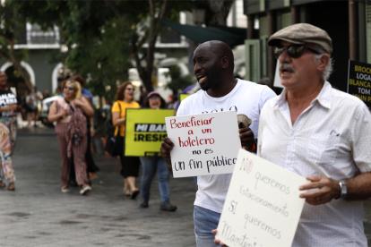 Miembros del colectivo Escambrón Unido sostienen pancartas durante una protesta contra la privatización de las playas, el 15 de noviembre de 2022, frente al Ayuntamiento de San Juan (Puerto Rico). EFE/ Thais Llorca