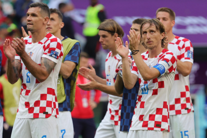 Luka Modric (R) de Croacia reacciona después del partido de fútbol del grupo F de la Copa Mundial de la FIFA 2022 entre Marruecos y Croacia en el estadio Al Bayt en Al Khor, Qatar.