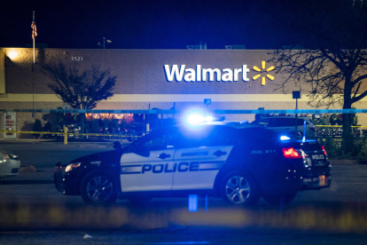 Agentes de policía trabajan en la escena de un tiroteo masivo en el Walmart Supercenter en Chesapeake, Virginia, este 23 de noviembre de 2022.EFE/EPA/Shawn Thew