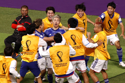 Takuma Asano (C) of Japan is celebrated by teammates after he scored his team"s second goal during the FIFA World Cup 2022 group E soccer match between Germany and Japan at Khalifa International Stadium in Doha, Qatar, 23 November 2022. (Mundial de Fútbol, Alemania, Japón, Qatar)