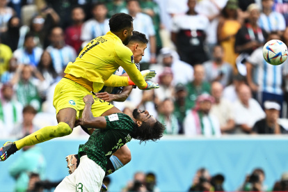 Lusail (Qatar), 22/11/2022.- Saudi Arabia"s goalkeeper Mohammed Al-Owais (up) collides with teammate Yasser Al-Shahrani (bottom) during the FIFA World Cup 2022 group C soccer match between Argentina and Saudi Arabia at Lusail Stadium in Lusail, Qatar, 22 November 2022. (Mundial de Fútbol, Arabia Saudita, Estados Unidos, Catar) EFE/EPA/Noushad Thekkayil