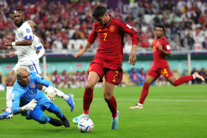 Alvaro Morata (C) de España en acción en contra portero Keylor Navas de Costa Rica durante el partido de fútbol entre España y Costa Rica en Al Thumama Estadio en Doha, Qatar, 23 noviembre 2022. (Mundial de Fútbol, España, Qatar)