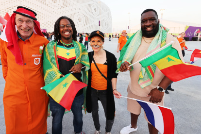 Hinchas de Senegal y Países Bajos se unieron en la fiesta del fútbol. Ambos creen que medir a Ecuador será difícil.