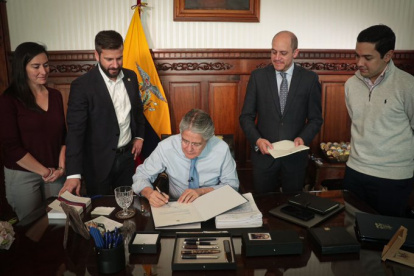 El mandatario Guillermo Lasso enviando el proyecto de Ley a la Asamblea este 23 de noviembre de 2022.