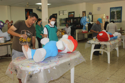 Destrezas. La elaboración de los monigotes ahí inició en julio pasado.