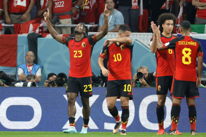Michy Batshuayi (izquierda) celebra el único gol del partido ante Canadá, en partido válido por el grupo F de la Copa del Mundo.