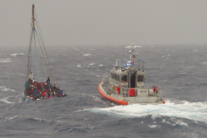 Fotografía divulgada por la división sureste de la Guardia Costera de Estados Unidos donde se aprecia unos de sus botes mientras acude a rescatar unos inmigrantes hacinados en un velero cerca de Cayo Rodríguez, al este de Cayo Largo en el sur de Florida (EE. UU). La Guardia Costera de Estados Unidos rescató este lunes a 22 migrantes, entre ellos varios niños, que viajaban en un velero "sobrecargado" con olas de hasta 3 metros cerca de los Cayo de Florida, mientras continúa la búsqueda de otros desaparecidos en un naufragio ocurrido la noche del sábado. EFE/USCG Southeast /SOLO USO EDITORIAL/NO VENTAS/SOLO DISPONIBLE PARA ILUSTRAR LA NOTICIA QUE ACOMPAÑA/CRÉDITO OBLIGATORIO