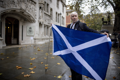 Un activista sostiene una bandera escocesa frente a la Corte Suprema del Reino Unido en Londres este 23 de noviembre de 2022. EFE /TOLGA AKMEN