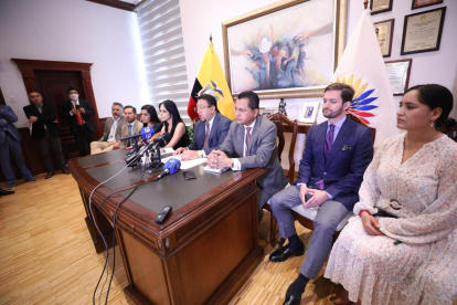 Bloque. Virgilio Saquicela se rodeó de sus aliados para anunciar que posesionará a los vocales del CPCCS.