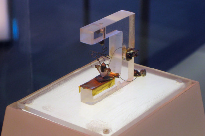 Precedente. El primer transistor de la historia: Bell Labs (1947).