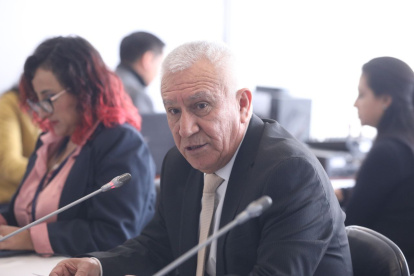 Escenario. El ministro de Defensa, Luis Lara, durante su intervención ante la Comisión de Seguridad de la Asamblea Nacional.