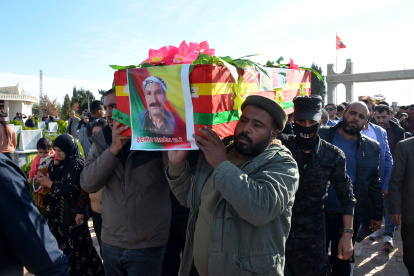 Kurdos llevan el ataúd de un hombre que murió en un ataque aéreo turco durante una procesión fúnebre en la ciudad de Dayrik, cerca de la triple frontera entre Siria, Irak y Turquía este 21 de noviembre. EFE/EPA/AHMED MARDNLI
