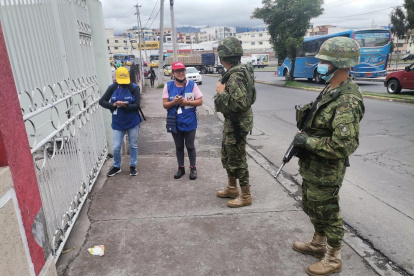 Trabajo. Censista registra datos de un ciudadano en Ambato, Tungurahua.