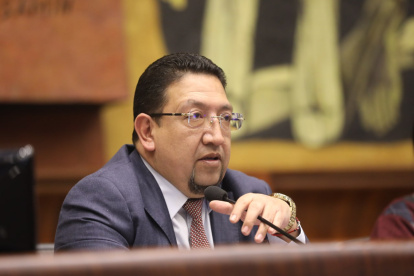 Referencia. Saquicela refirió, en medio de los reclamos de los asambleísta, que solo la denunciante puede solicitar moción.