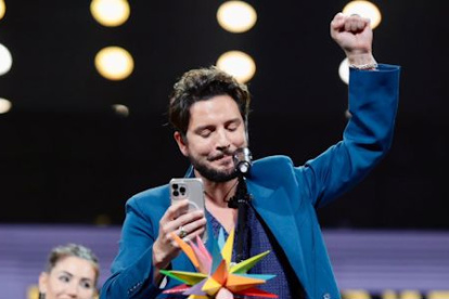 Manuel acaba de recibir el Golden Music Award 2022 en la gala de los Premios de Los 40 en Madrid por sus 20 años de carrera.