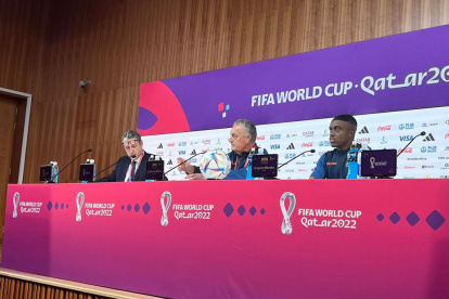 Alfaro destacó a importancia del mediocampo para el partido ante Países Bajos, en una rueda de prensa acompañado por Jhegson Méndez