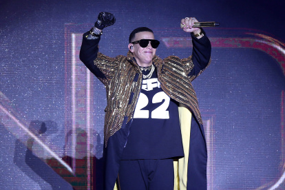 El cantante puertoriqueño Daddy Yankee se presenta en un concierto de su gira “La Ultima Vuelta World Tour Legendaddy", en una fotografía de archivo.