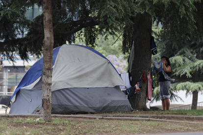 Una mujer en situación de calle cuelga su ropa en un parque público en el que acampa, hoy, en Santiago (Chile). El 32,1 % de la población total de la región, lo que equivale a 201 millones de personas, vivirá en situación de pobreza para finales de este año, de los que 82 millones (13,1 %) se encontrarán en pobreza extrema, informó este jueves la Comisión Económica para América Latina y el Caribe (Cepal). EFE/ Elvis González