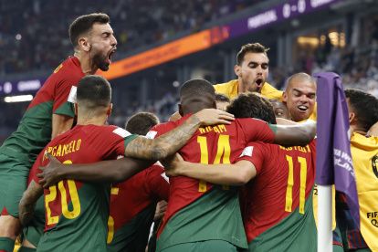 Los jugadores de Portugal celebran el 1-0 de Cristiano Ronaldo durante el partido de fútbol del grupo H del Mundial de Qatar 2022 contra Ghana en el Estadio 947 de Doha.