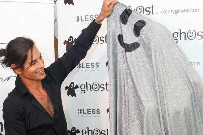 El momento en que el hijo mayor de Julia Iglesias "devela" la sorpresa a quienes asistieron al evento.