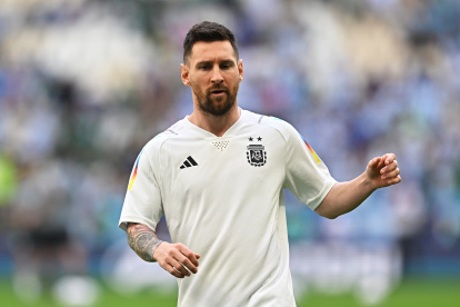 Lusail (Qatar), 22/11/2022.- Lionel Messi of Argentina warms up for the FIFA World Cup 2022 group C soccer match between Argentina and Saudi Arabia at Lusail Stadium in Lusail, Qatar, 22 November 2022. (Mundial de Fútbol, Arabia Saudita, Estados Unidos, Catar) EFE/EPA/Noushad Thekkayil