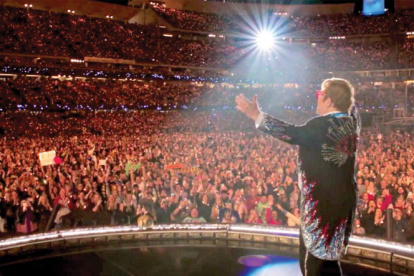 Elton John durante su show de despedida en el mismo estadio que lo catapultó a la fama mundial en 1975.