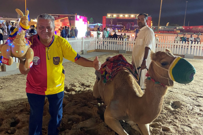 El hincha tricolor, Ecuador Echeverría, posa con un camello junto al suyo de juguete.