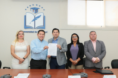 Los representantes de la Universidad de Guayaquil y de la Cámara de Turismo del Guayas firmaron un convenio.