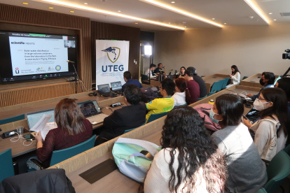 Los conferencistas se conectan a través de Zoom.