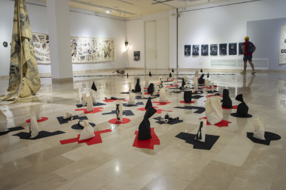 Guayaquil. Un visitante recorre las obras del artista Víctor Hugo Bravo.