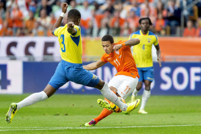 NED38. Amsterdam (Netherlands), 17/05/2014.- Dutch national soccer player Memphis Depay (C) fights for the ball against Frickson Erazo from Ecuador during the friendly soccer match Holland against Ecuador in Amsterdam, The Netherlands, 17 May 2014. (Futbol, Amistoso) EFE/EPA/KOEN VAN WEEL