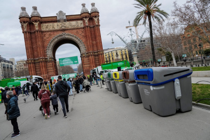 Contenedores de recogida de residuos en Barcelona.  /Enric Fontcuberta