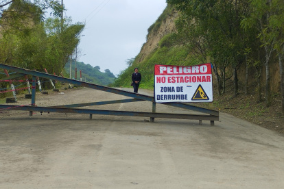 Con señales que advierten el peligro, así permanece la vía que conduce al Santuario de Olón.