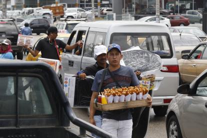 SUB-EMPLEO Y VENDEDORES INFORMALES QUE REALIZAN SU ACTIVIDAD EN DIFERENTES PUNTOS DE LA URBE / JIMMY NEGRETE / GUAYAQUIL-ECUADOR.