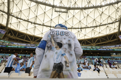 Un seguidor lleva una camiseta con la imagen de Diego Armando Maradona, durante el partido Argentina-Arabia Saudí disputado en el estadio Lusail, en Qatar.