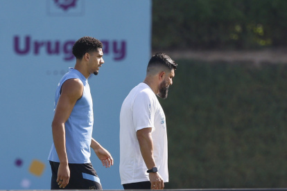 Ronald Araujo sigue entrenando al margen del principal grupo uruguayo.