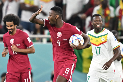 Selección catarí en el encuentro de Qatar y Senegal