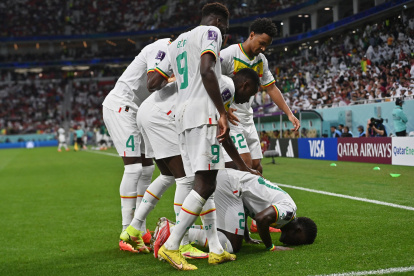 Bamba Dieng (D) de Sengal celebra con sus compañeros de equipo después de marcar el tercer gol del equipo durante el partido de fútbol del grupo A de la Copa Mundial de la FIFA 2022 entre Qatar y Senegal