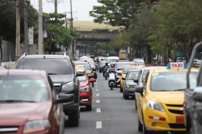 Largas filas de autos se formaron en la avenida Carlos Julio Arosemena.